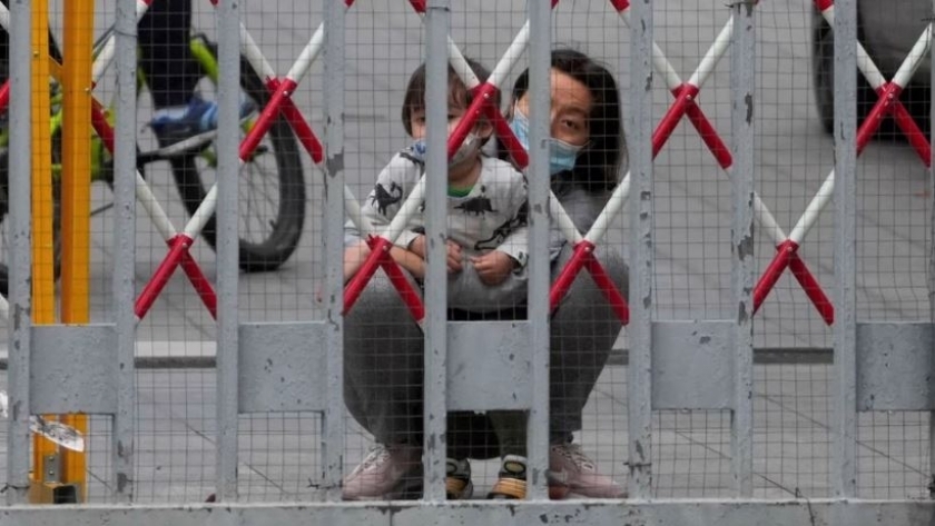 مواطنة من شنغهاي مع ابنها في منطقة سكنية مغلقة بسبب الفيروس