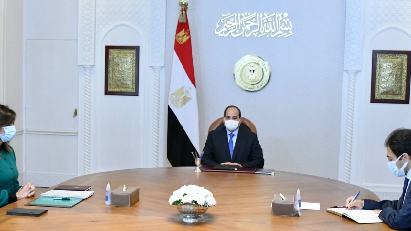 الرئيس خلال اجتماعه مع وزيرة الهجرة