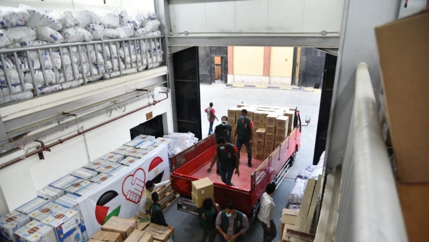تجهيز المساعدات الطبية والغذائية لإرسالها إلى قطاع غزة