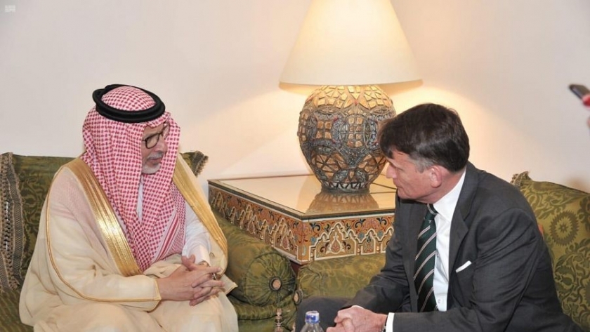 أحمد بن عبدالعزيز قطان  خلال لقاء مع رئيس المونرو على هامش اجتماع وزراء الخارجية العرب