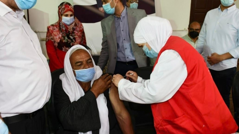 محافظ الفيوم يتابع أعمال تطعيم عمال النظافة بلقاح "كورونا"
