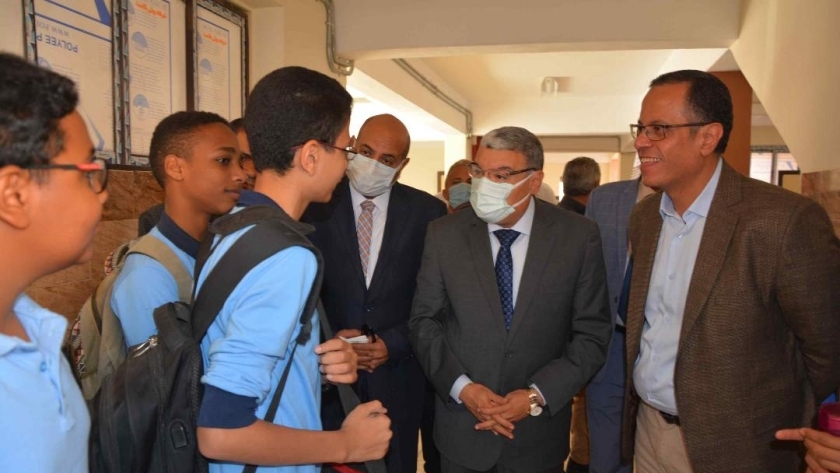 محافظ المنيا يتفقد مدرسة المتفوقين