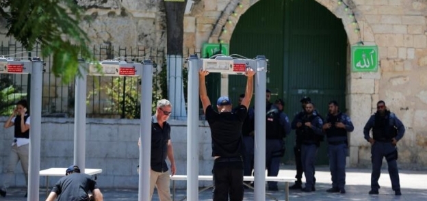 إسرائيل تقرر إزالة البوابات الإلكترونية