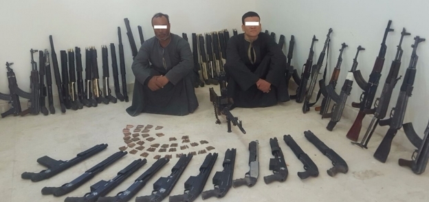 اثنان من أباطرة تجارة السلاح فى سوهاج بعد إلقاء القبض عليهما