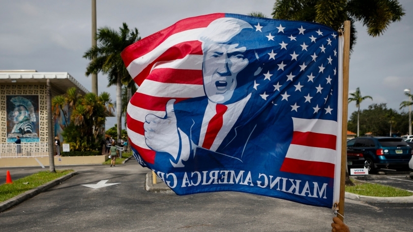 أحد مناصري ترمب يرفع علما عليه صورة الرئيس في فلوريدا