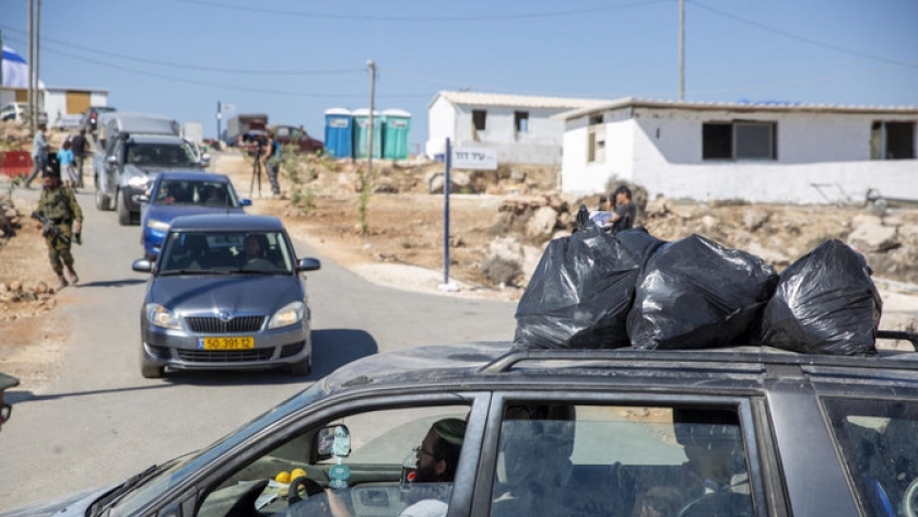 المستوطنون يغادرون الأراضي الفلسطينية