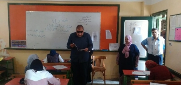 وكيل وزارة التربية والتعليم بمطروح الدكتور سمير النيلى خلال متابعته لإحدى المدارس - صورة أرشيفية
