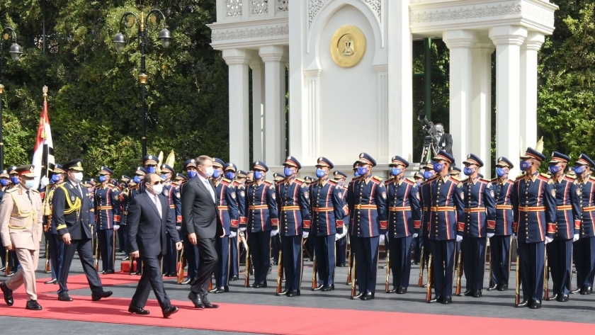الرئيس السيسي يستقبل رئيس رومانيا