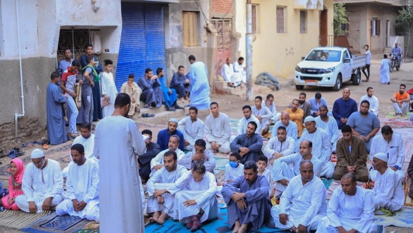 إقامة صلاة العيد ببعض شوارع الأقصر بالمخالفة لقرار مجلس الوزراء