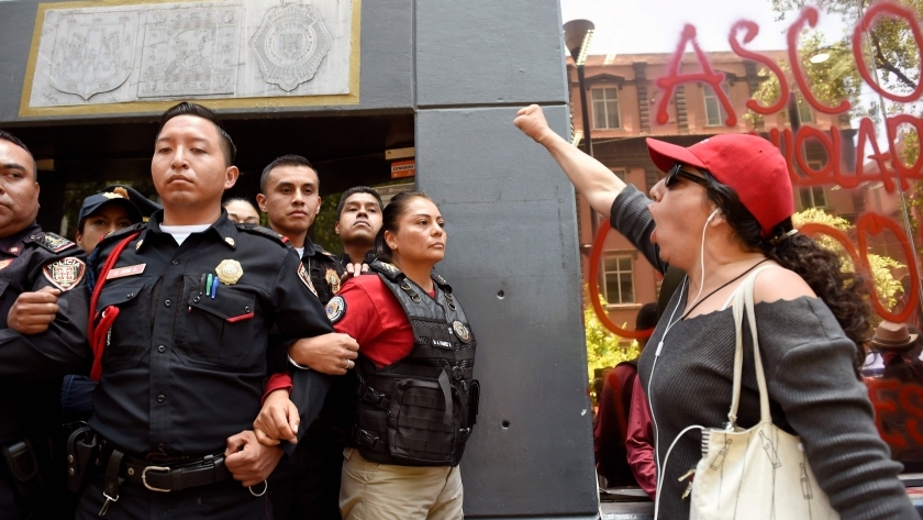صور.. مظاهرة في " مكسيكو سيتي" ضد الشرطة المكسيكية