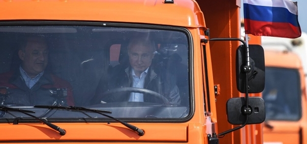 بوتين وهو يقود شاحنة عبر جسر القرم بدون حزام أمان