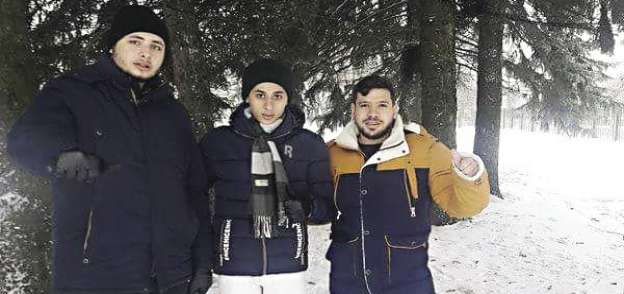 «مصطفى» مع أصدقائه فى روسيا