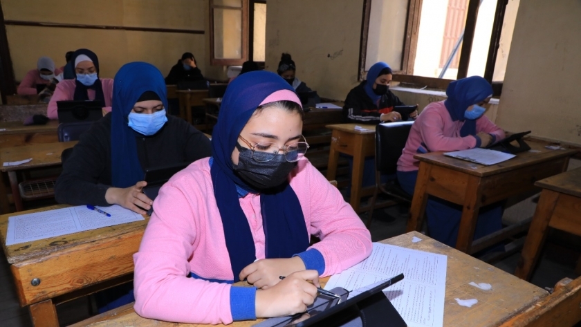 الطلاب يلتزمون بارتداء الكمامات الطبية داخل لجان الامتحانات