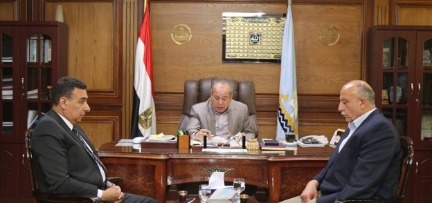 محافظ كفر الشيخ خلال اجتماعه مع السكرتير العام والسكرتير العام المساعد