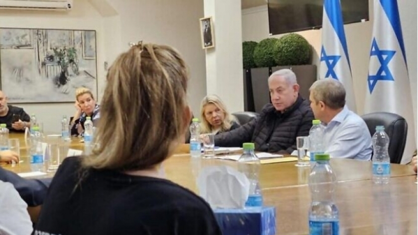 سارة نتنياهو مع أسر المحتجزين
