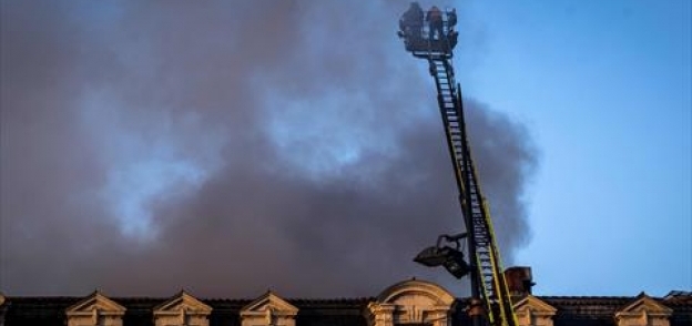 دخان يتصاعد جراء حريق مبنى في مدينة تولوز بجنوب غرب فرنسا