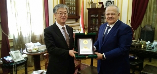 رئيس جامعة القاهرة مع جامعة هيروشيما اليابانية
