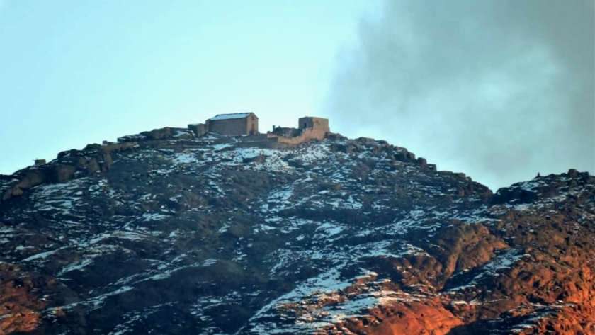 ثلوج خفيفة فوق قمة جبل موسي
