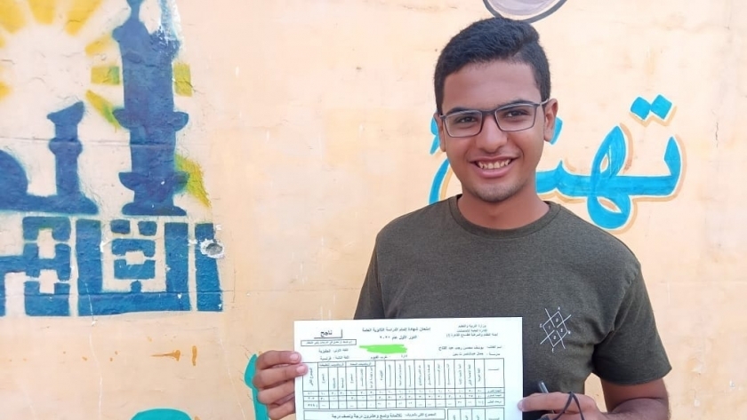 الطالب يوسف محسن بعد حصوله على 64.5 في اللغة العربية