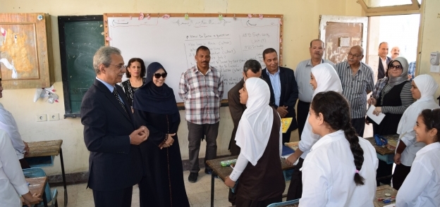 محافظ المنيا يتفقد المدارس