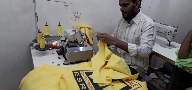 عامل بنجلاديشى فى أحد مصانع الملابس الجاهزة بالمنطقة الصناعية غرب الإسكندرية