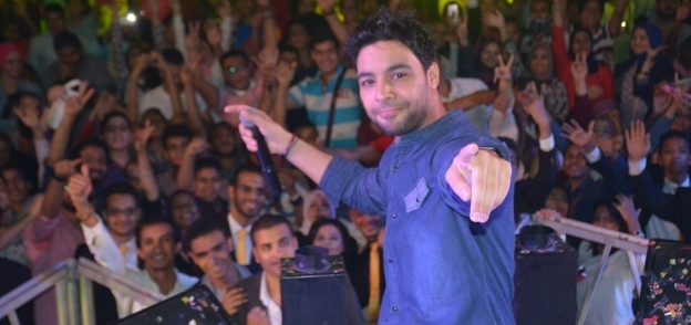 بالصور| أحمد جمال يشعل حفل نادي مدينة نصر بأغنية "اضحكي"