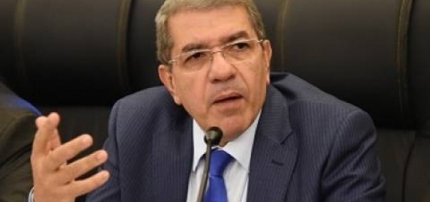 عمرو الجارحي وزير المالية - ارشيفية