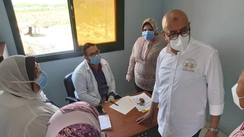 وكيل وزارة الصحة ببني سويف يتفقد القافلة الطبية