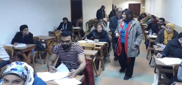 طلاب يؤدون امتحانات «التخلفات» فى جامعة عين شمس