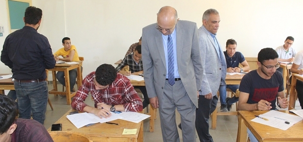 نائبا رئيس جامعة طنطا يتفقدان استكمال امتحانات الفصل الدراسي الثاني بكلية الهندسة