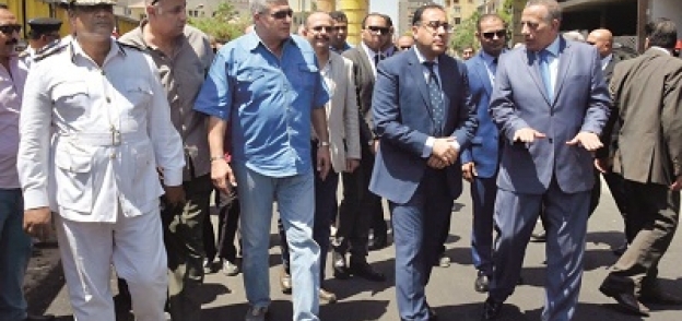 رئيس الوزراء ومحافظ الجيزة خلال افتتاح المرحلة الأولى من نفق النهضة