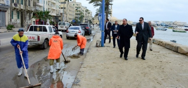 محافظ الإسكندرية يتفقد شبكة شنايش الأمطار بحي الجمرك