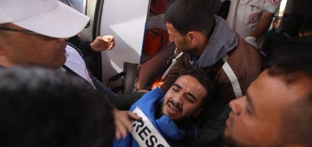 إصابة 3 صحفيين فلسطينيين برصاص الاحتلال خلال تغطية "مسيرة العودة"
