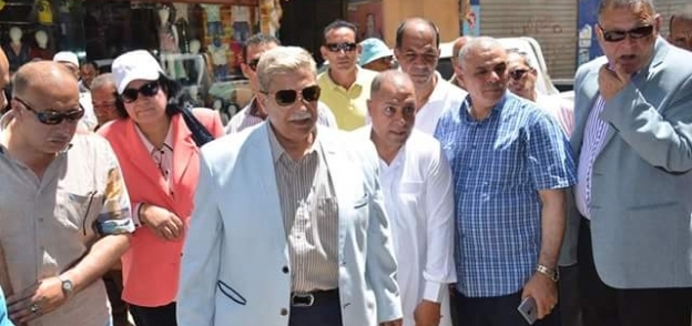 محافظ الإسماعيلية يتابع أعمال التطوير والتجديد بشارع سعد زغلول بعد اخلاؤه.