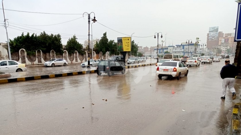 أمطار غزيرة في شوارع أحد المحافظات