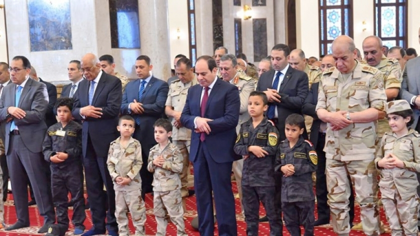 الرئيس السيسي يصلي عيد الفطر الماضي بصحبة أبناء الشهداء