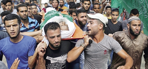 فلسطينيون يشيعون جثمان مسن استشهد برصاص الاحتلال «أ. ف. ب»