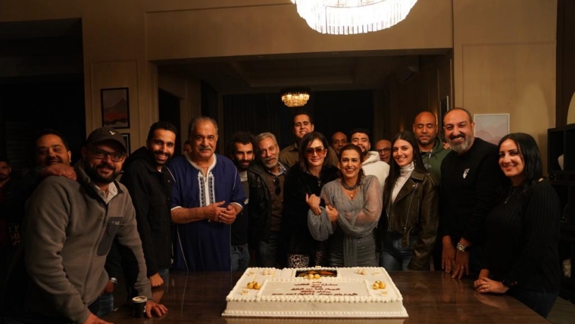 غادة عبد الرازق مع فريق عمل مسلسل «صيد العقارب»