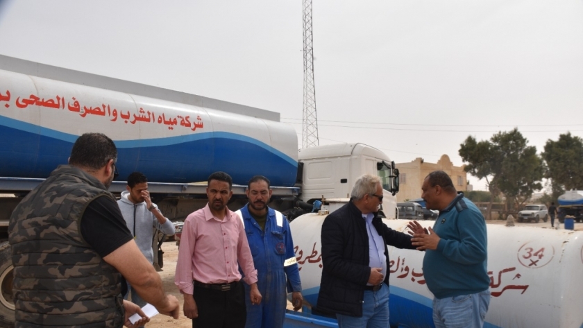 رئيس شركة مياه الشرب خلال متابعة خطوط المياه في مدينة مرسي مطروح