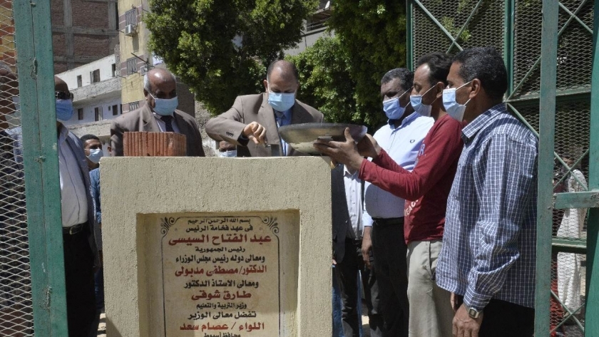 محافظ أسيوط يضع حجر أساس مدرسة "جمال عبدالناصر" الابتدائية