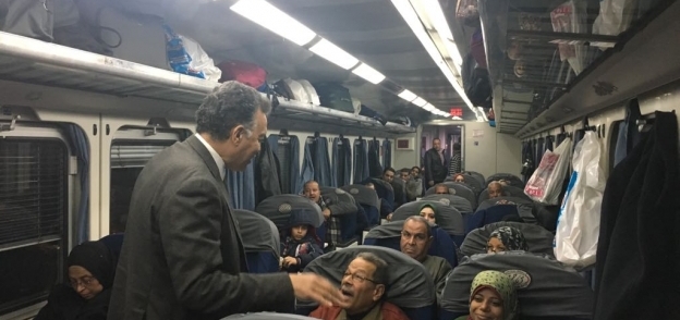 وزير النقل خلال جولته التفقدية داخل قطار الإسكندرية
