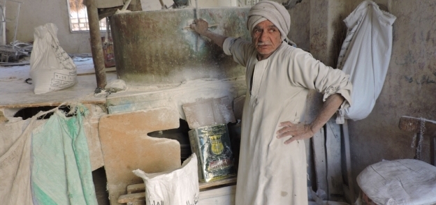 بالصور| عبدالفتاح محمد.. 55 عاما في طحن الغلال: صوت الطاحون لحن أغنية