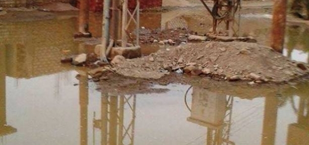 أهالي قرية العطواني بأسوان: "بنغرق في مياه الصرف الصحي"