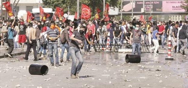 اشتباكات بين متظاهرين أتراك يرفضون تحركات «أردوغان» وقوات الأمن
