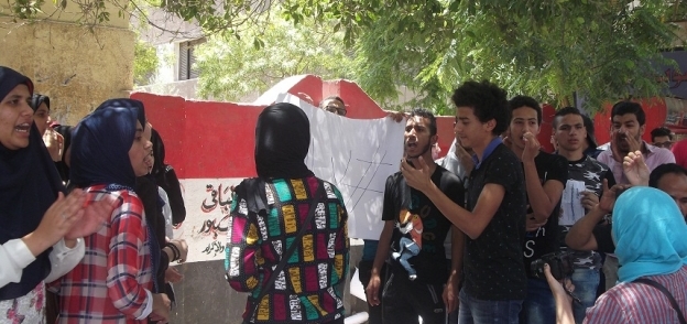بالصور| مظاهرات طلاب الثانوية في الفيوم: "الوزير فاشل"