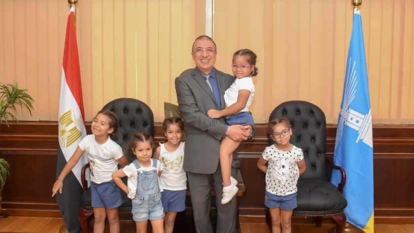 محافظ الإسكندرية برفقة الأطفال