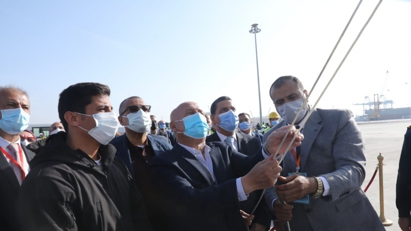 وزير النقل يرفع علم مصر على 3 قاطرات بحرية جديدة في ميناء دمياط