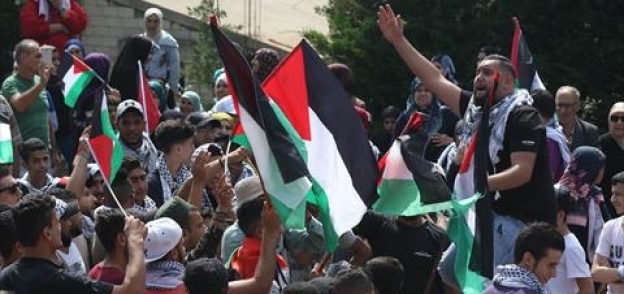 مئات الالاف من الفلسطينيين يتظاهرون ضد العدوان الاسرائيلي