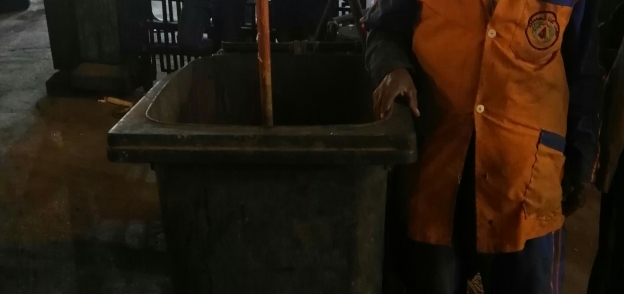«سعد» أحد العاملين فى جمع القمامة