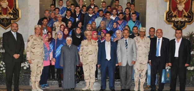 رئيس جامعة بورسعيد وطلابها في الكلية الحربية